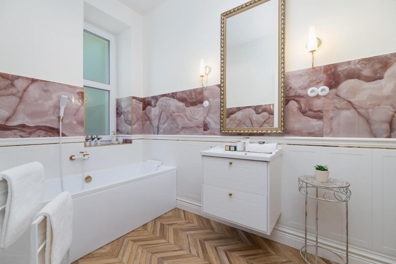 Luxurious & Unique Apartment Mickiewicza Cracow By Renters Prestige คราคูฟ ภายนอก รูปภาพ